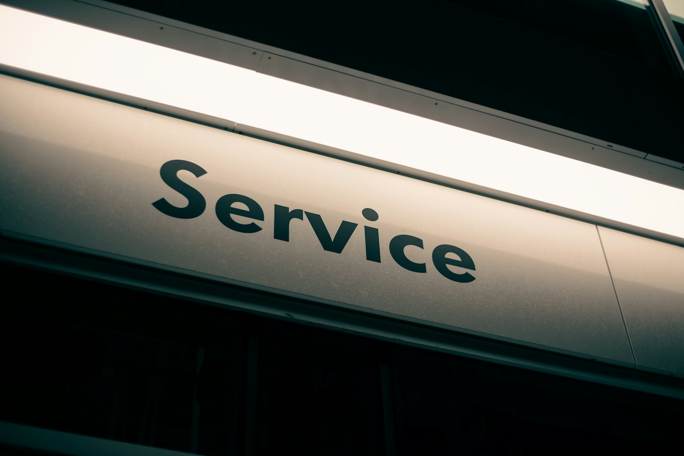 Illuminated service sign above the workshop